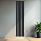 Svart platt enkelkolumnsradiator med ventiler, 1800 mm x 420 mm, med släta ytor och moderna, vertikala linjer i ett stilrent rum
