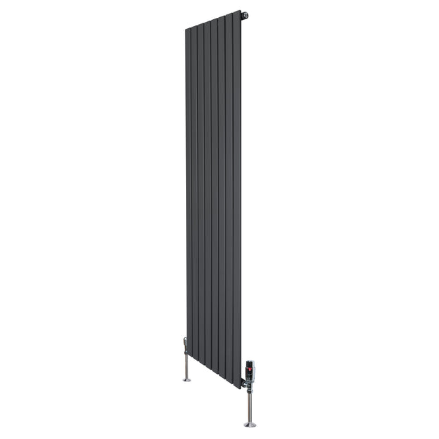 Platt enkelkolumnsradiator i antracitgrå, 1800 mm x 560 mm, med släta ytor och ventiler för effektiv värmeöverföring