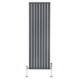 Platt enkelkolumnsradiator i antracitgrå med vertikala ribbor och synliga ventiler, 1800 mm x 560 mm, modern design