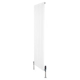 Platt enkelkolumnsradiator i vit färg, 1800 mm x 560 mm, med vertikala ribbor och ventiler för effektiv värmefördelning