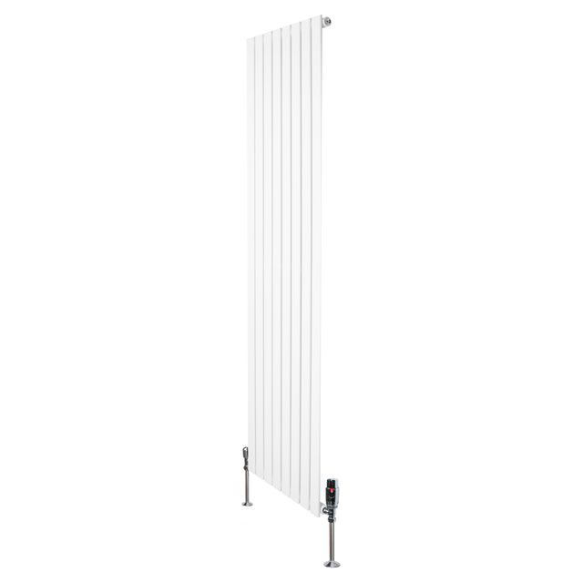 Platt enkelkolumnsradiator i vit färg, 1800 mm x 560 mm, med vertikala ribbor och ventiler för effektiv värmefördelning