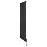Svart platt enkelkolumnsradiator med ventiler, 1800 mm x 560 mm, med släta, vertikala ribbor och eleganta fötter