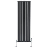 Svart platt enkelkolumnsradiator med ventiler, 1800 mm hög och 560 mm bred, med släta, vertikala lameller och modern design