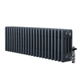 Traditionell 4-kolonnsradiator i antracitgrå med släta ytor och glänsande ventiler, perfekt för effektiv uppvärmning i hemmet
