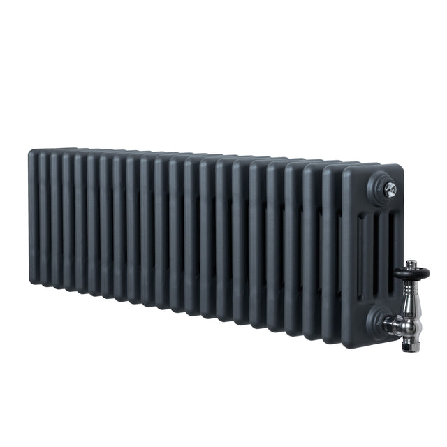 Traditionell 4-kolonnsradiator i antracitgrå med släta ytor och glänsande ventiler, perfekt för effektiv uppvärmning i hemmet