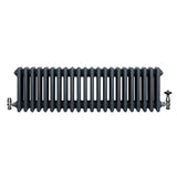 Traditionell 4-kolonnsradiator i antracitgrå med släta ytor och fyra kolonner, utrustad med ventiler på sidorna