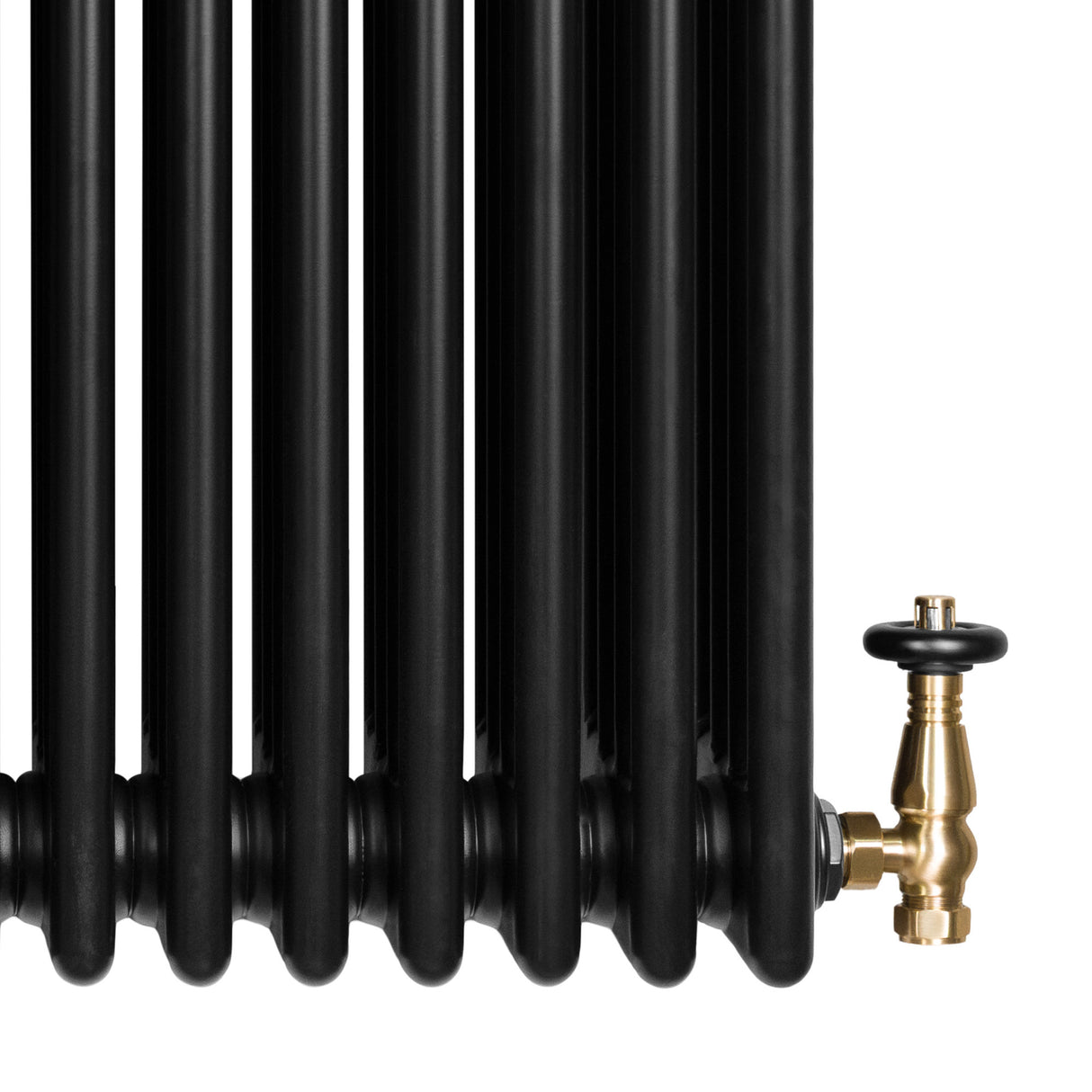 Svart traditionell 4-kolonnsradiator med glänsande mässingsventil, elegant design och släta, runda former för effektiv värme