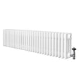 Traditionell vit 4-kolonnsradiator med släta ytor och ventiler, mått 300 x 1370 mm, perfekt för effektiv uppvärmning