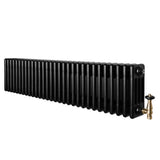 Svart traditionell 4-kolonnsradiator i metall med släta ytor och ventiler, mått 300 x 1370 mm, elegant och funktionell design