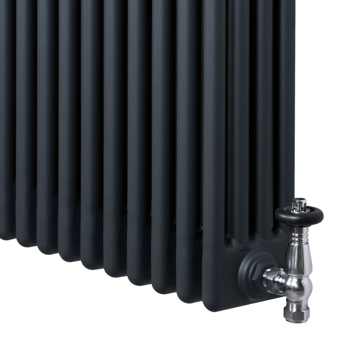 Traditionell antracitgrå 4-kolonnsradiator med släta ytor och kromade ventiler, perfekt för effektiv uppvärmning i hemmet