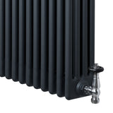 Traditionell antracitgrå 4-kolonnsradiator med släta ytor och kromade ventiler, perfekt för effektiv uppvärmning i hemmet