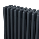 Traditionell 4-kolonnsradiator i antracitgrå, med släta ytor och en modern, stilren design, perfekt för värme och inredning
