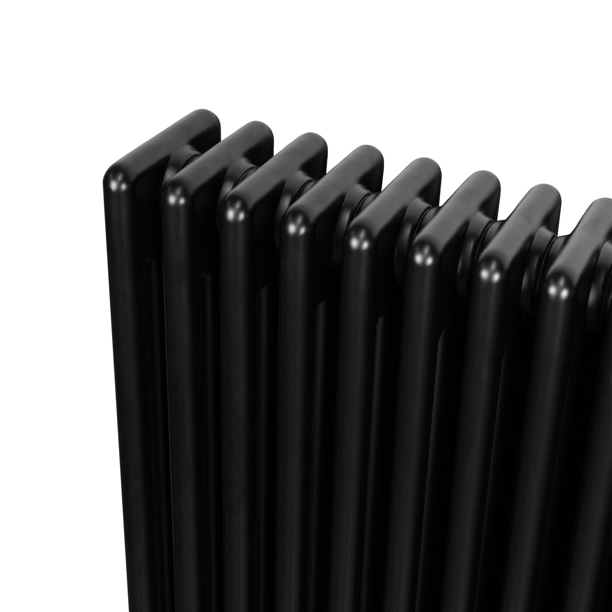 Svart traditionell 4-kolonnsradiator med släta ytor och rundade kanter, designad för effektiv värme och stilren inredning