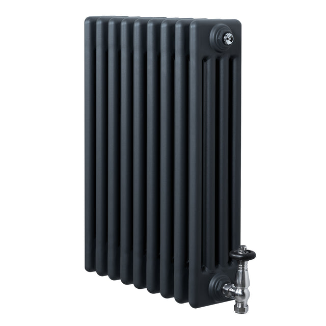 Traditionell antracitgrå 4-kolonnsradiator med släta ytor och glänsande ventiler, perfekt för effektiv uppvärmning i hemmet