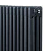Traditionell antracitgrå 4-kolonnsradiator med släta ytor och tydliga linjer, perfekt för effektiv uppvärmning i hemmet