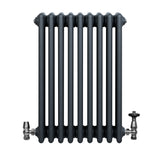 Traditionell antracitgrå 4-kolonnsradiator med släta, rundade rör och metallventiler, perfekt för värme och stil i hemmet