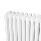 Traditionell vit 4-kolonnsradiator med släta ytor och rundade kanter, perfekt för effektiv uppvärmning i hemmet