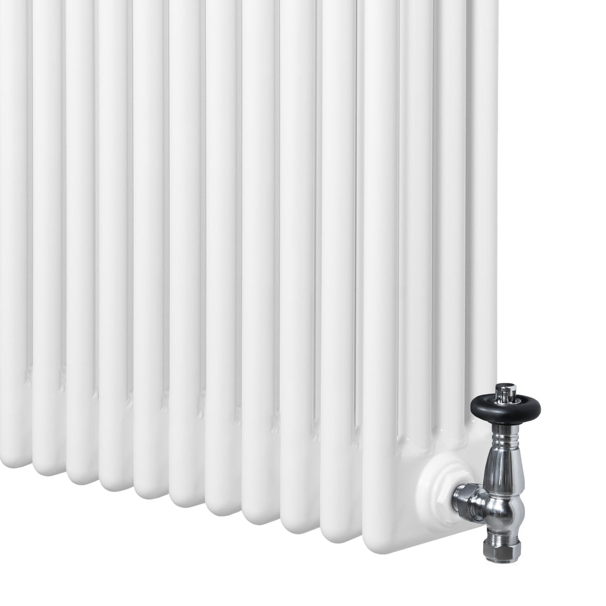 Traditionell vit 4-kolonnsradiator i stål med släta ytor och kromad ventil, perfekt för effektiv uppvärmning i hemmet