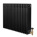 Traditionell svart 4-kolonnsradiator med släta ytor och en glänsande ventilstyrning i mässing, mått 600 x 785 mm