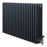 Traditionell 4-kolonnsradiator i antracitgrå, med släta ytor och tydliga linjer, perfekt för värme och stil i hemmet