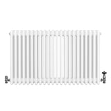 Traditionell vit 4-kolonnsradiator med släta, runda sektioner och ventiler, perfekt för effektiv uppvärmning i hemmet