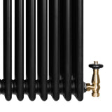 Svart traditionell 4-kolonnsradiator med glänsande mässingsventil, elegant design och släta, runda rör för effektiv värme