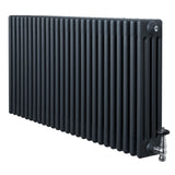 Traditionell 4-kolonnsradiator i antracitgrå med släta ytor och tydliga linjer, perfekt för effektiv uppvärmning i hemmet