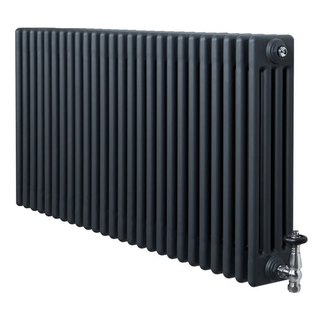 Traditionell 4-kolonnsradiator i antracitgrå med släta ytor och tydliga linjer, perfekt för effektiv uppvärmning i hemmet