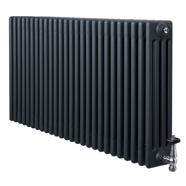 Traditionell 4-kolonnsradiator i antracitgrå med släta ytor och tydliga linjer, perfekt för effektiv uppvärmning i hemmet