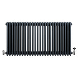 Traditionell antracitgrå 4-kolonnsradiator med släta, vertikala ribbor och ventiler, perfekt för värme och stil i hemmet