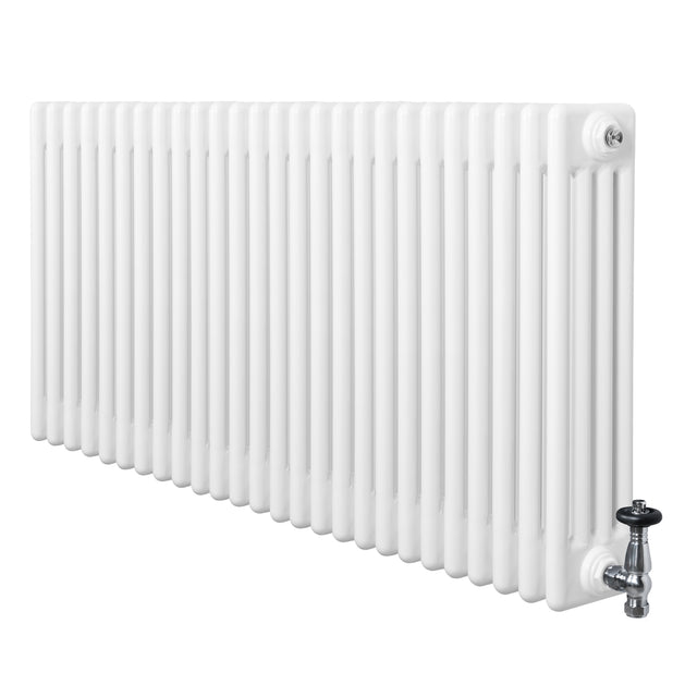 Traditionell vit 4-kolonnsradiator i metall med släta ytor och en glänsande ventil, perfekt för effektiv uppvärmning
