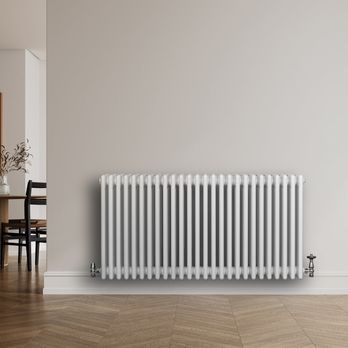 Traditionell vit 4-kolonnsradiator i metall, 600 x 1190 mm, med släta ytor och synliga ventiler, placerad mot en ljus vägg