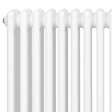 Traditionell vit 4-kolonnsradiator i högblank finish, med släta, rundade rör och ventiler, perfekt för värme och stil