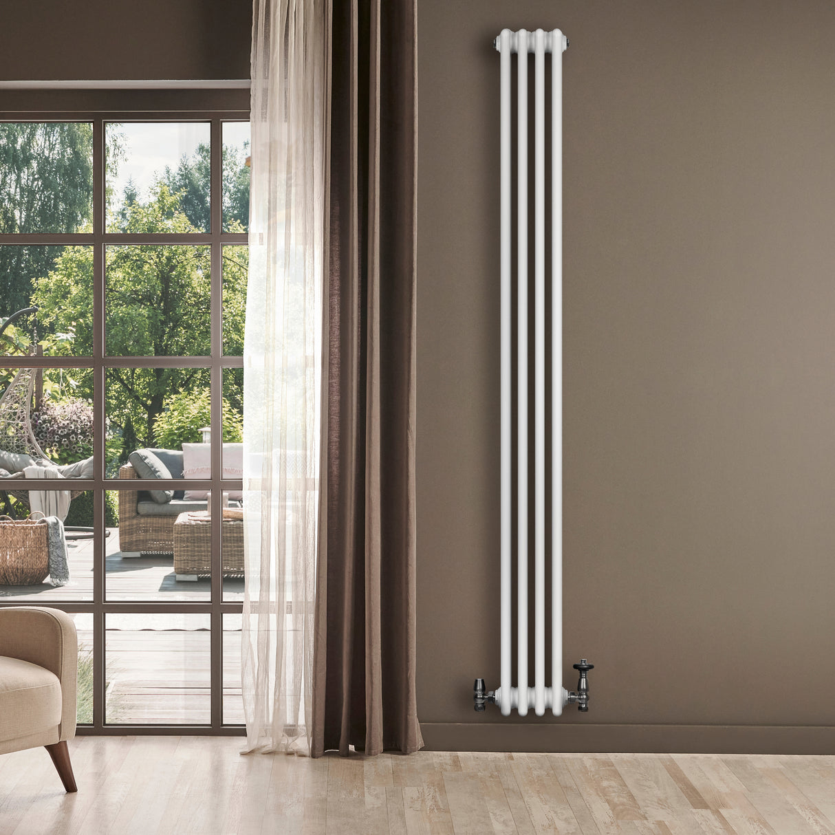 Vit traditionell 4-kolonnsradiator i metall, 1800 x 200 mm, installerad på vägg med ventiler, omgiven av naturligt ljus och gardiner