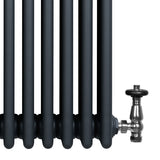 Traditionell antracitgrå 4-kolonnsradiator med släta, rundade rör och en metallventil i krom på sidan