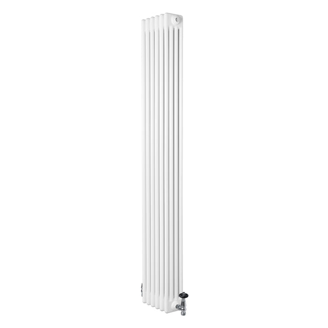Vit traditionell 4-kolonnsradiator med släta ytor och ventiler, mått 1800 x 290 mm, perfekt för effektiv uppvärmning