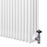 Traditionell vit 4-kolonnsradiator i metall med släta ytor och kromad ventil, perfekt för effektiv uppvärmning i hemmet
