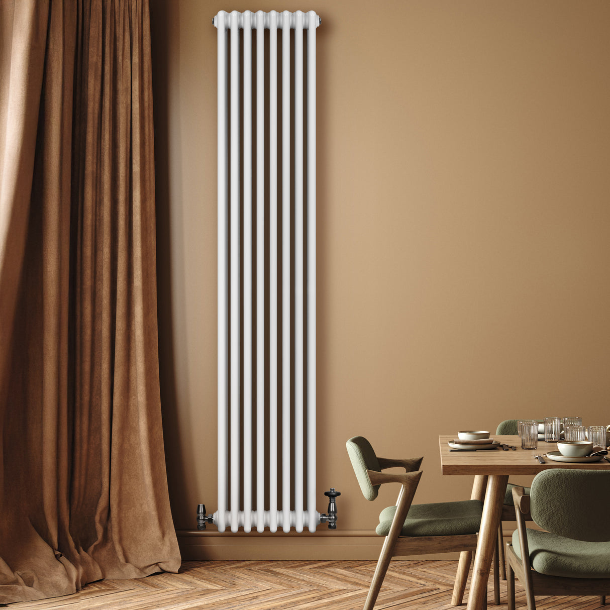 Vit traditionell 4-kolonnsradiator på vägg, med släta ytor och eleganta ventiler, omgiven av varm färg och stilren inredning