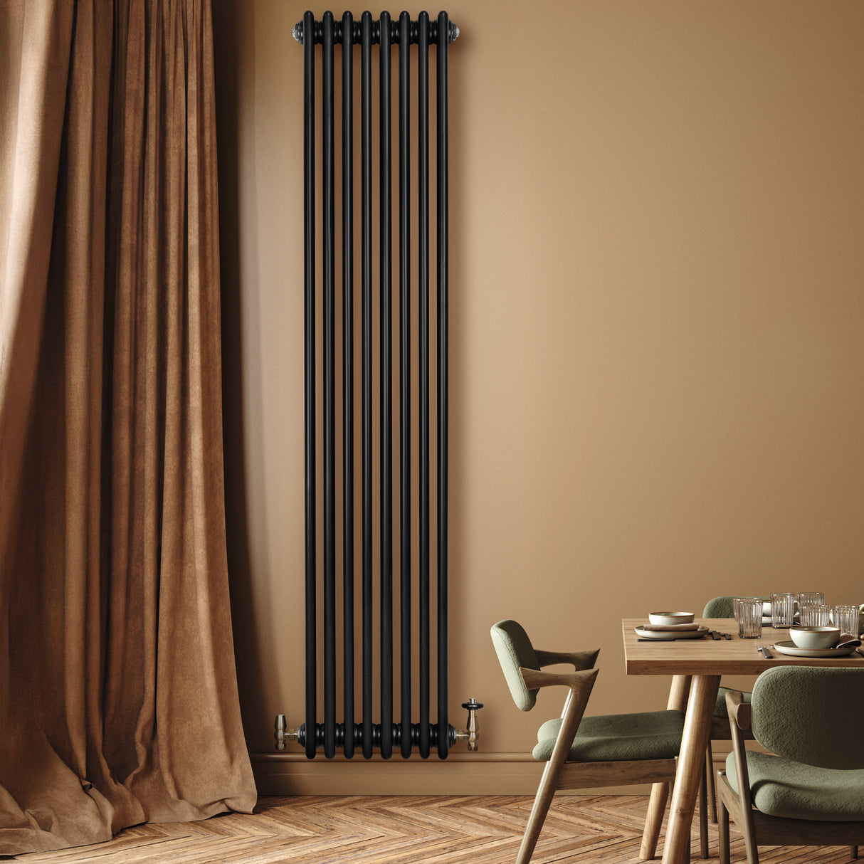 Svart traditionell 4-kolonnsradiator i metall, 1800 x 380 mm, monterad på vägg med eleganta ventiler, omgiven av varm inredning