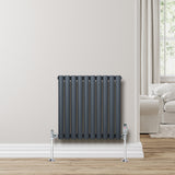 Oval enkelkolonnsradiator i antracitgrå, 600 mm x 600 mm, med glänsande ventiler och släta, vertikala rör monterad på vägg