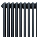 Traditionell 4-kolonnsradiator i antracit med släta, rundade sektioner och en elegant, modern design för effektiv uppvärmning