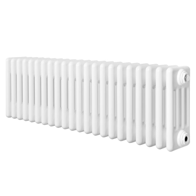Traditionell vit 4-kolonnsradiator med släta ytor och rundade kanter, perfekt för att ge värme och stil i hemmet