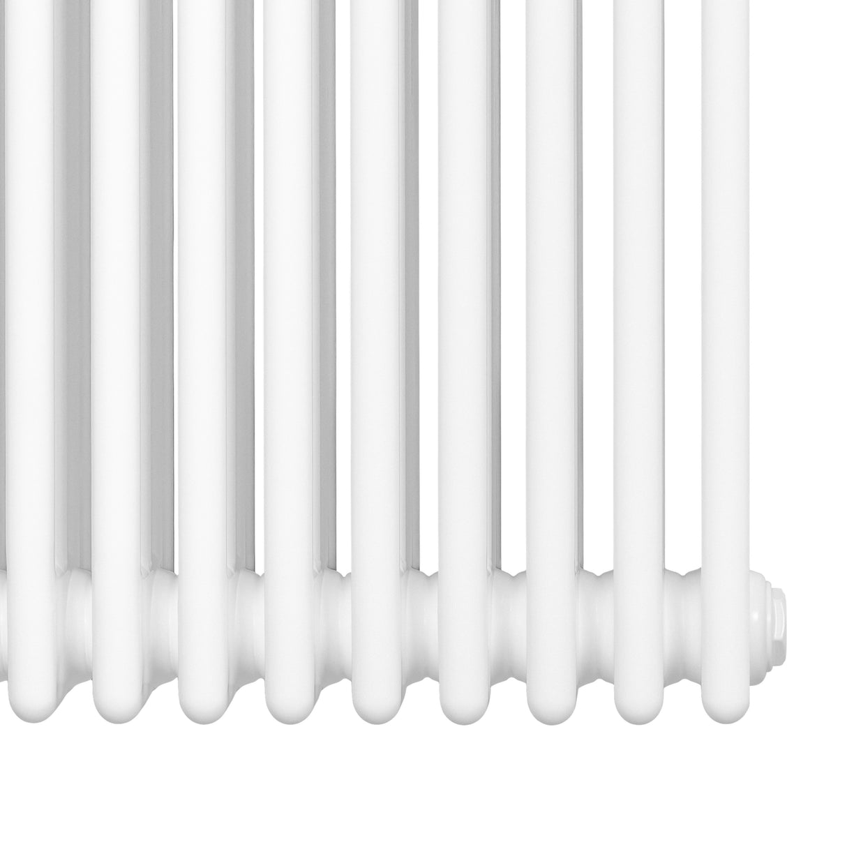 Traditionell vit 4-kolonnsradiator med släta, runda rör och en modern design, perfekt för effektiv uppvärmning i hemmet