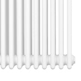 Traditionell vit 4-kolonnsradiator med släta, runda rör och en modern design, perfekt för effektiv uppvärmning i hemmet