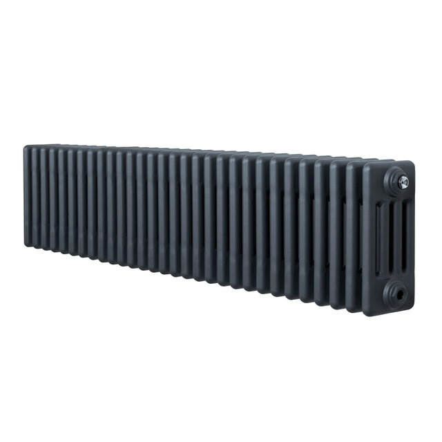 Traditionell 4-kolonnsradiator i antracit, långsträckt design med ribbad yta och släta kanter, perfekt för värme och stil