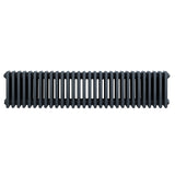 Traditionell 4-kolonnsradiator i antracit, 300 x 1370 mm, med släta, vertikala ribbor och en elegant, modern design