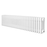 Traditionell vit 4-kolonnsradiator i metall, 300 x 1370 mm, med släta ytor och rundade kanter för ett klassiskt utseende