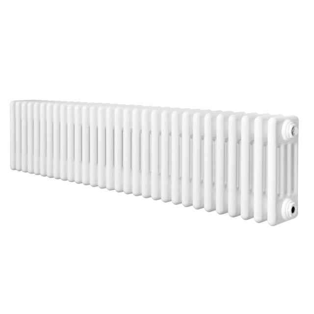 Traditionell vit 4-kolonnsradiator i metall, 300 x 1370 mm, med släta ytor och rundade kanter för ett klassiskt utseende