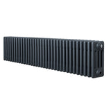 Traditionell 4-kolonnsradiator i antracit, långsmal design med ribbor och släta ytor, perfekt för effektiv värmeöverföring