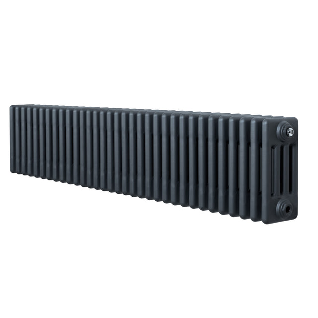 Traditionell 4-kolonnsradiator i antracit, långsmal design med ribbor och släta ytor, perfekt för effektiv värmeöverföring
